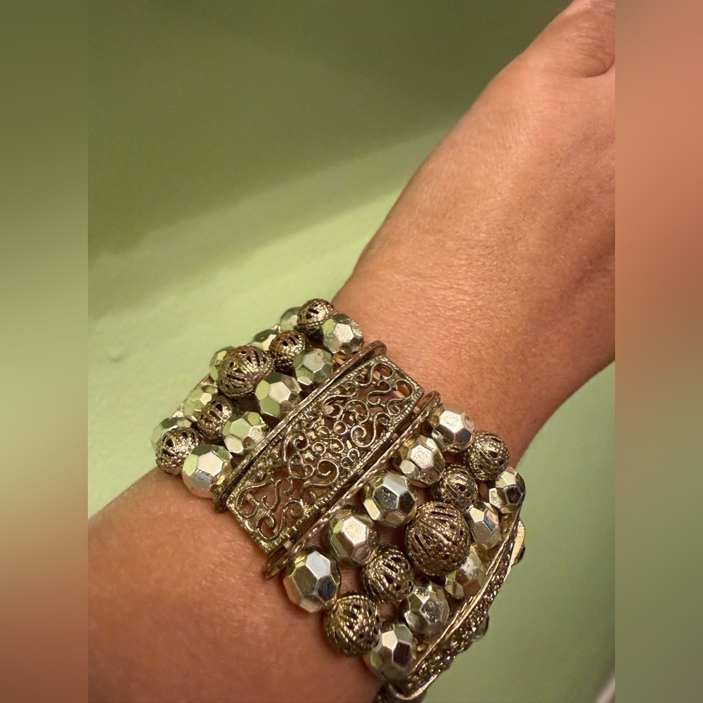 Elegant Gold Beaded Bracelet - Picture 5 of 6